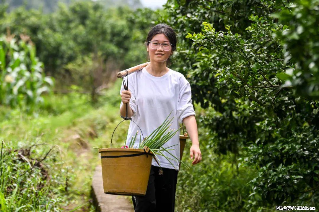 全网追的“扁担女孩”，找了一份暑假工，时薪12元 - 山南生活资讯 - 山南28生活网 sn.28life.com