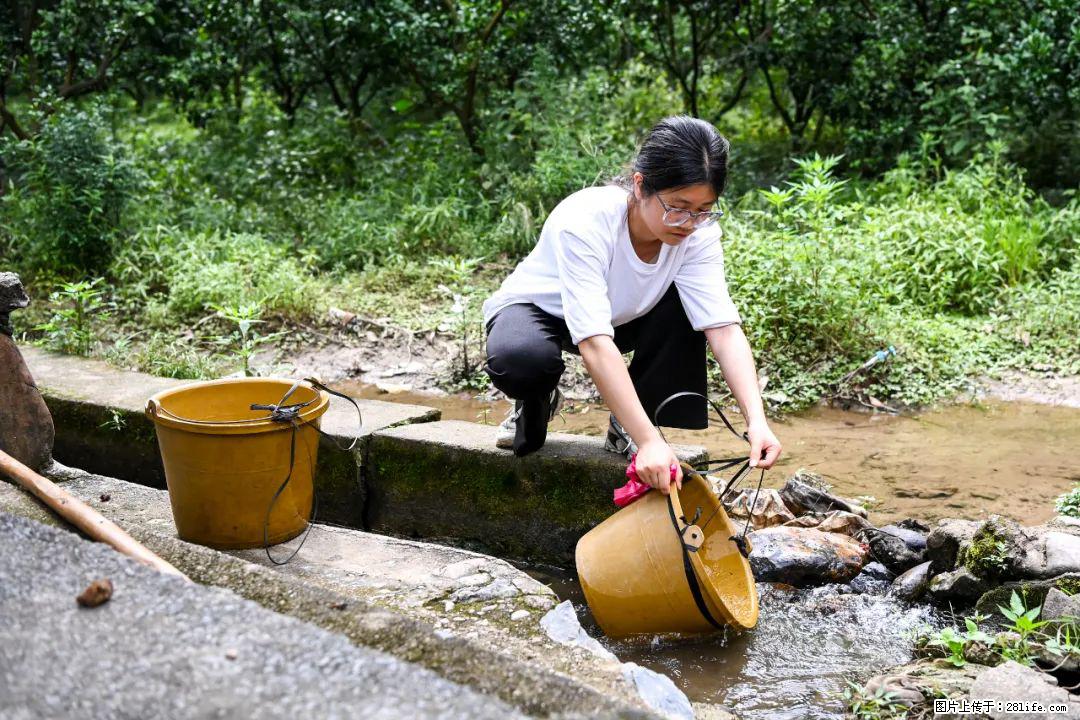 全网追的“扁担女孩”，找了一份暑假工，时薪12元 - 山南生活资讯 - 山南28生活网 sn.28life.com