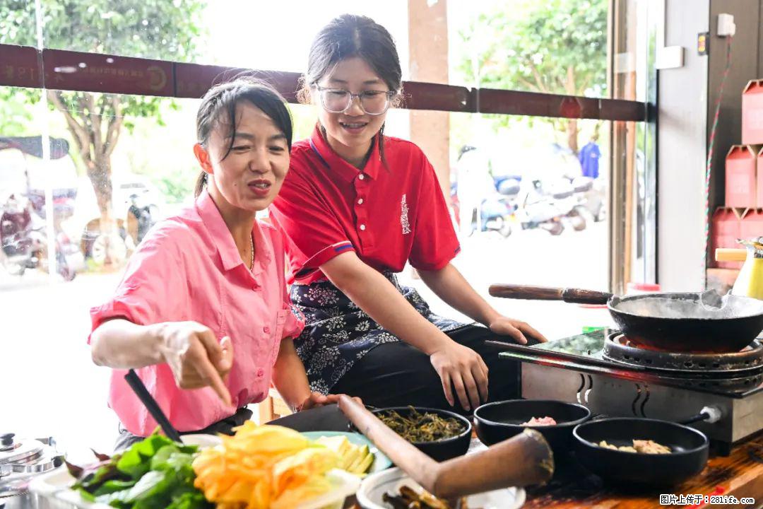 全网追的“扁担女孩”，找了一份暑假工，时薪12元 - 山南生活资讯 - 山南28生活网 sn.28life.com