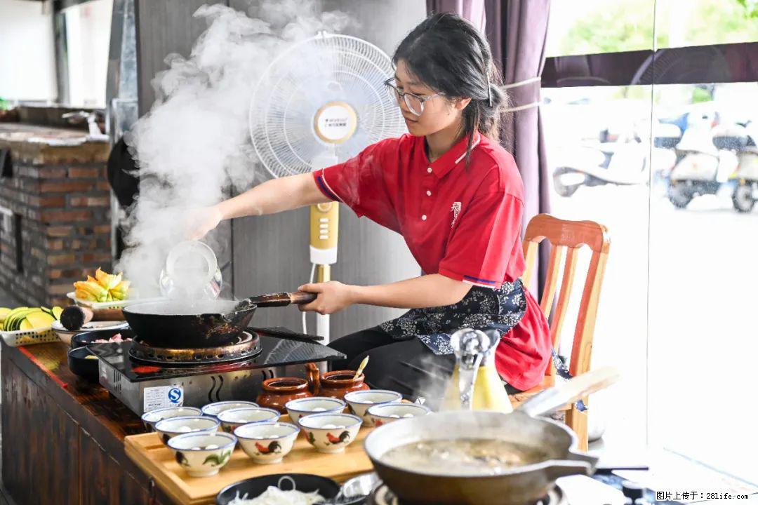 全网追的“扁担女孩”，找了一份暑假工，时薪12元 - 山南生活资讯 - 山南28生活网 sn.28life.com